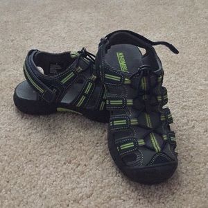 Boys size 2 Shoes Khombu